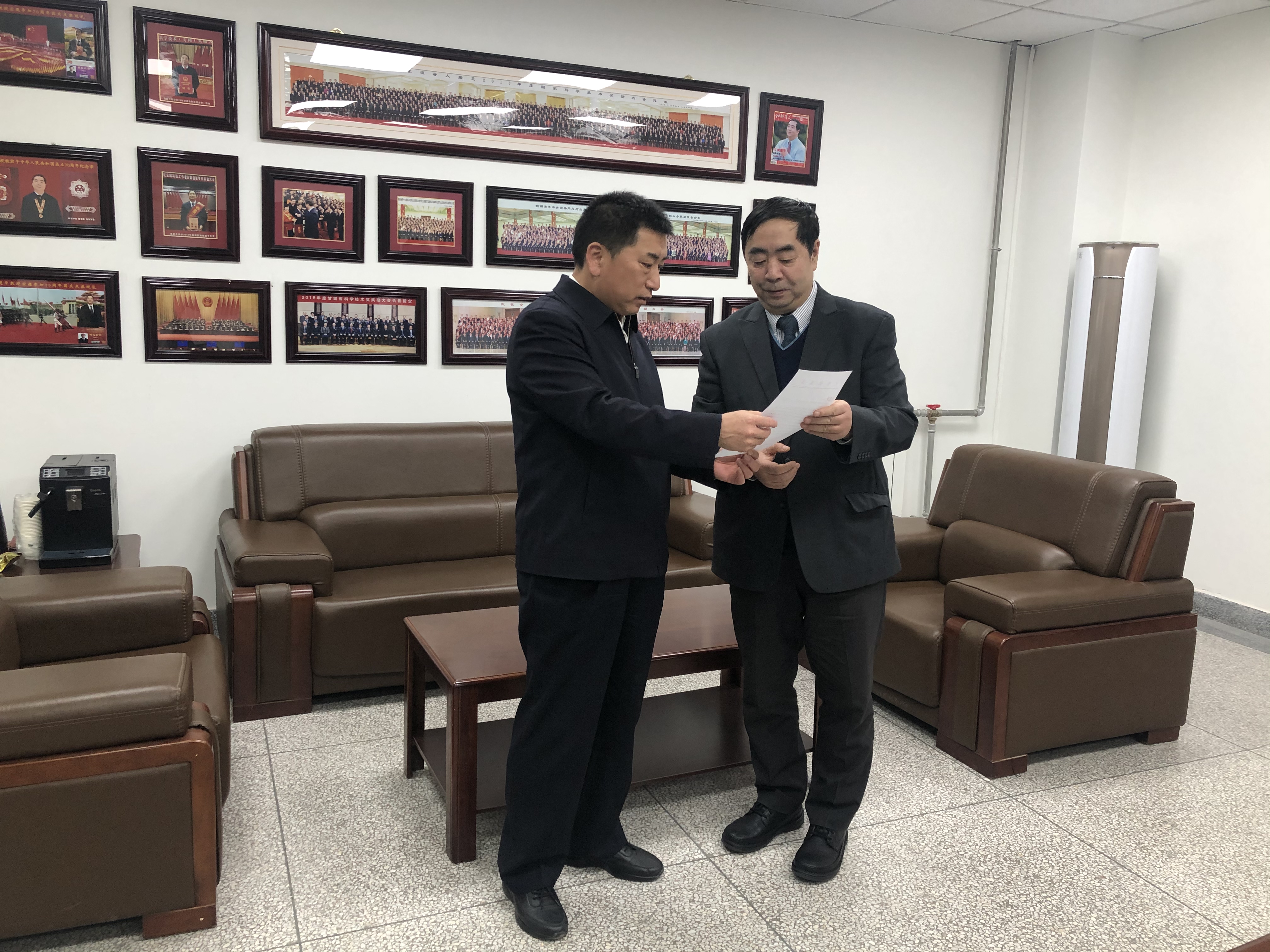 省委统战部万泽刚副部长看望我校黄建平院士并送来中央统战部贺信